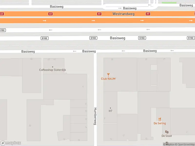 Ambulance met grote spoed naar de Humberweg in Amsterdam