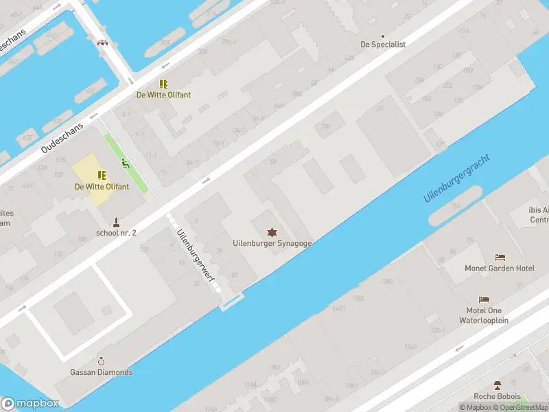 Ambulance met gepaste spoed naar de Nieuwe Uilenburgerstraat in Amsterdam