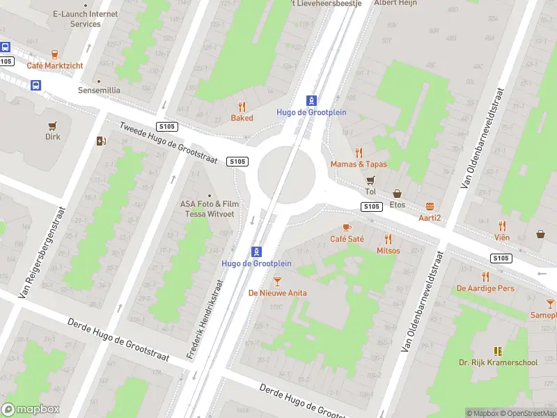 Ambulance met grote spoed naar de Hugo de Grootplein in Amsterdam