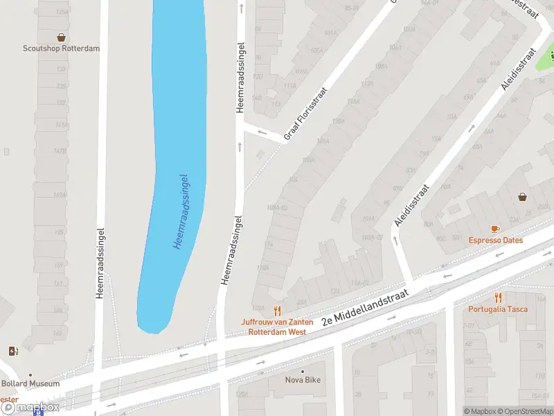 Ambulance met grote spoed naar de Heemraadssingel in Rotterdam