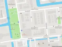 Ambulance met grote spoed naar de Wiardi Beckmanhof in Gouda