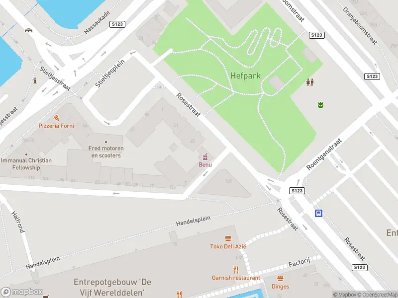 Ambulance met grote spoed naar de Rosestraat in Rotterdam