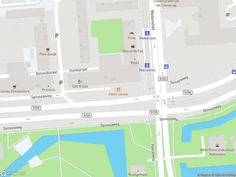 Ambulance met gepaste spoed naar de Spinozaweg in Rotterdam