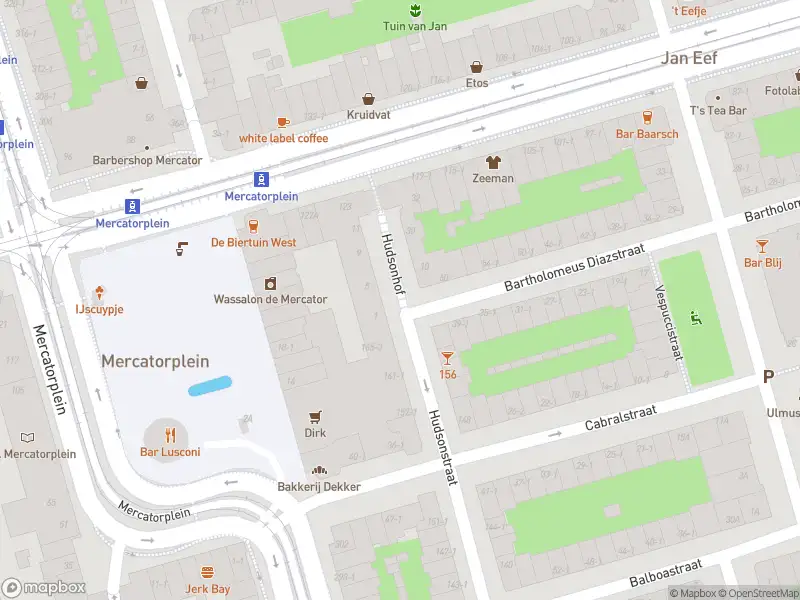 Ambulance met gepaste spoed naar de Hudsonhof in Amsterdam