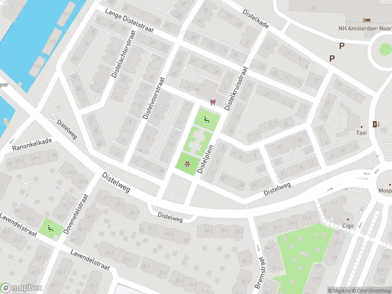 Ambulance met grote spoed naar de Distelplein in Amsterdam