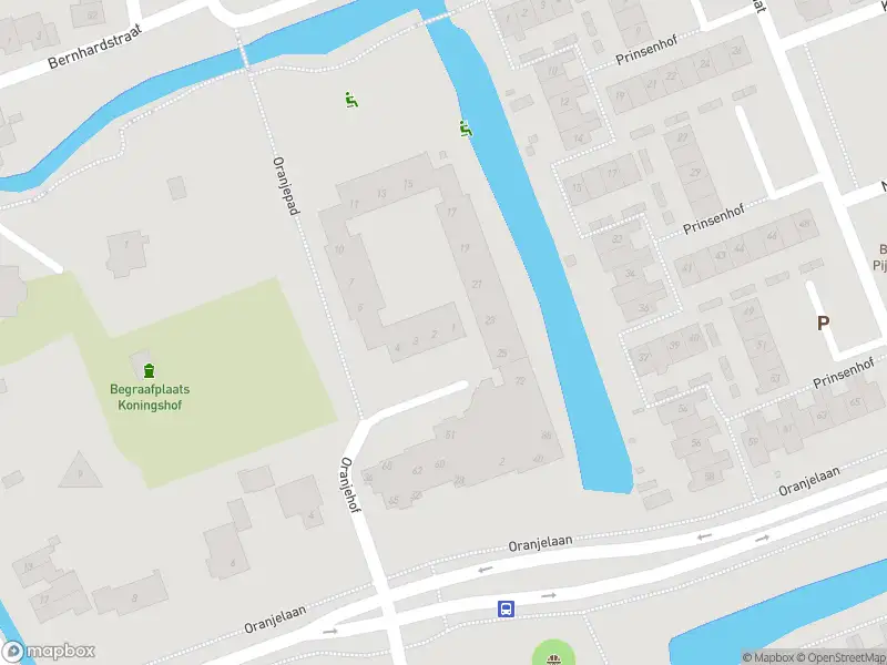 Ambulance met grote spoed naar de Oranjehof in Pijnacker