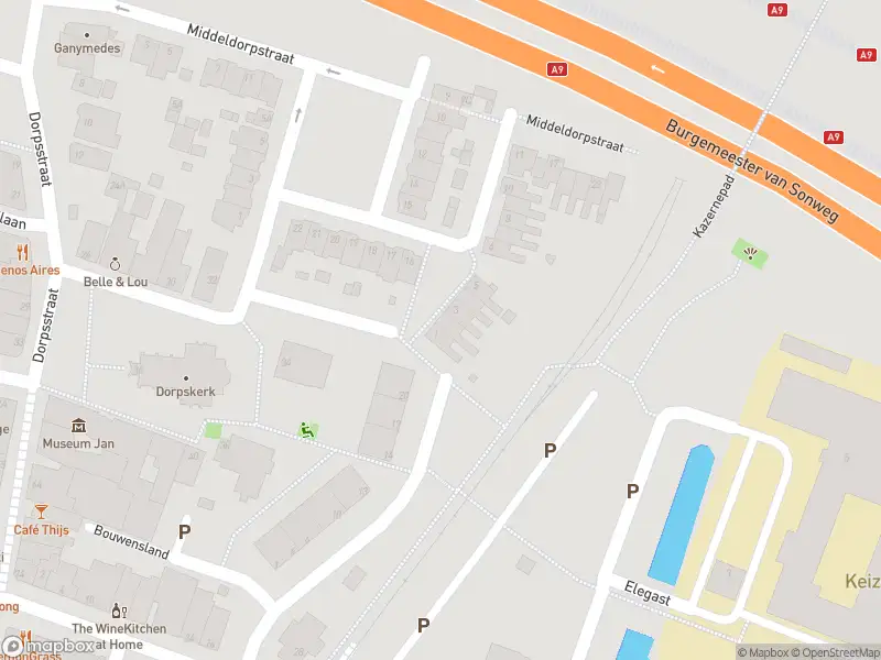 Ambulance met grote spoed naar de Roemerdorpstraat in Amstelveen