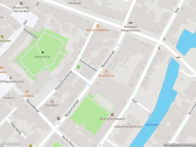 Ambulance met gepaste spoed naar de Museumstraat in Dordrecht