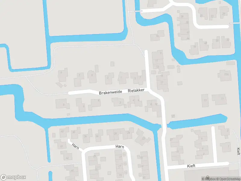 Ambulance met grote spoed naar de Brakenweide in Midwoud