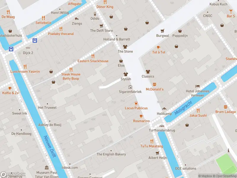 Ambulance met grote spoed naar de Markt in Delft