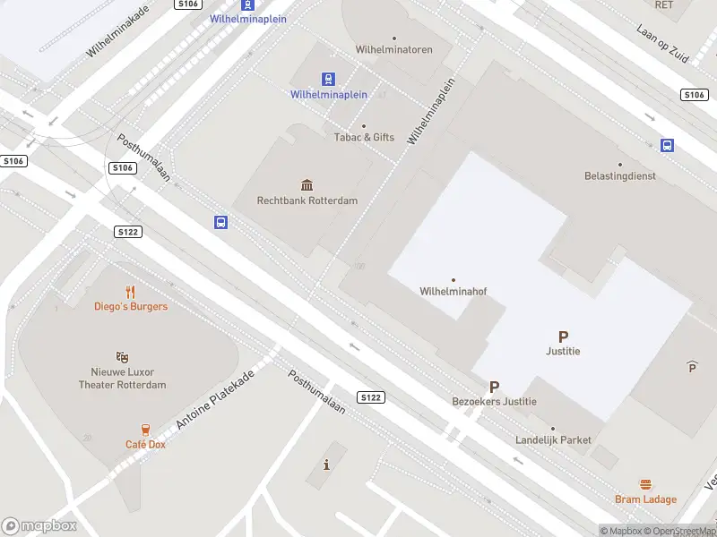 Ambulance met grote spoed naar de Wilhelminaplein in Rotterdam