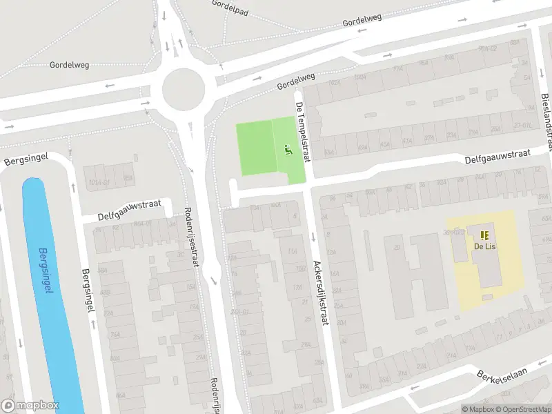 Ambulance met gepaste spoed naar de Delfgaauwstraat in Rotterdam