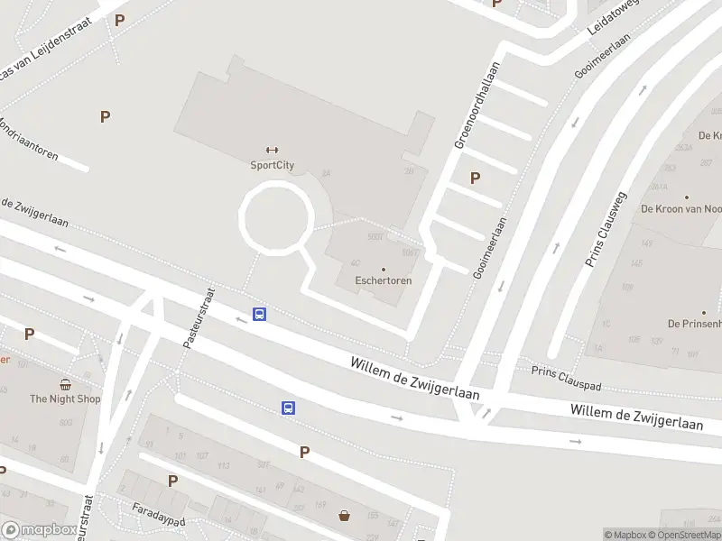 Ambulance met gepaste spoed naar de Eschertoren in Leiden