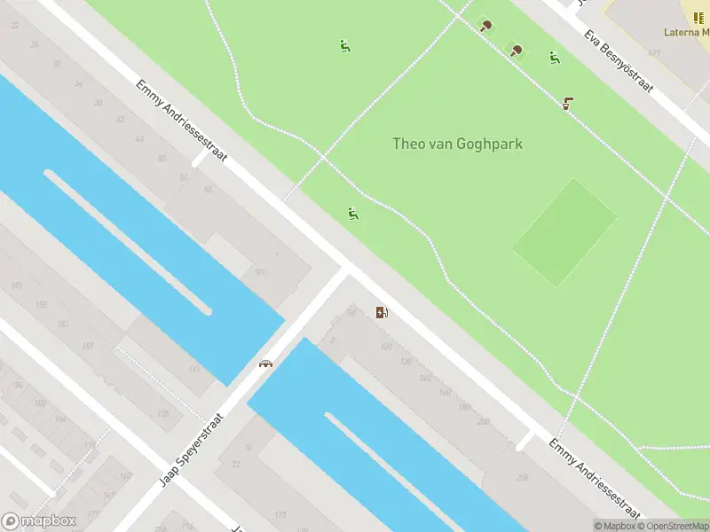 Ambulance met gepaste spoed naar de Eva Besnyöstraat in Amsterdam