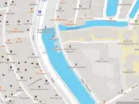 Ambulance met grote spoed naar de Oude Turfmarkt in Amsterdam