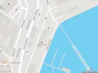 Brandweer met grote spoed naar de Handelskade West in Delfzijl