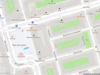 Ambulance met gepaste spoed naar de Hudsonhof in Amsterdam