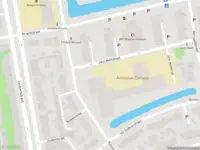 Ambulance met gepaste spoed naar de John Mottstraat in Gouda