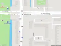 Ambulance met gepaste spoed naar de Van Nijenrodeweg in Amsterdam