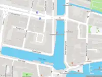 Ambulance met gepaste spoed naar de Houtmarkt in Leiden