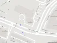 Ambulance met gepaste spoed naar de Eschertoren in Leiden