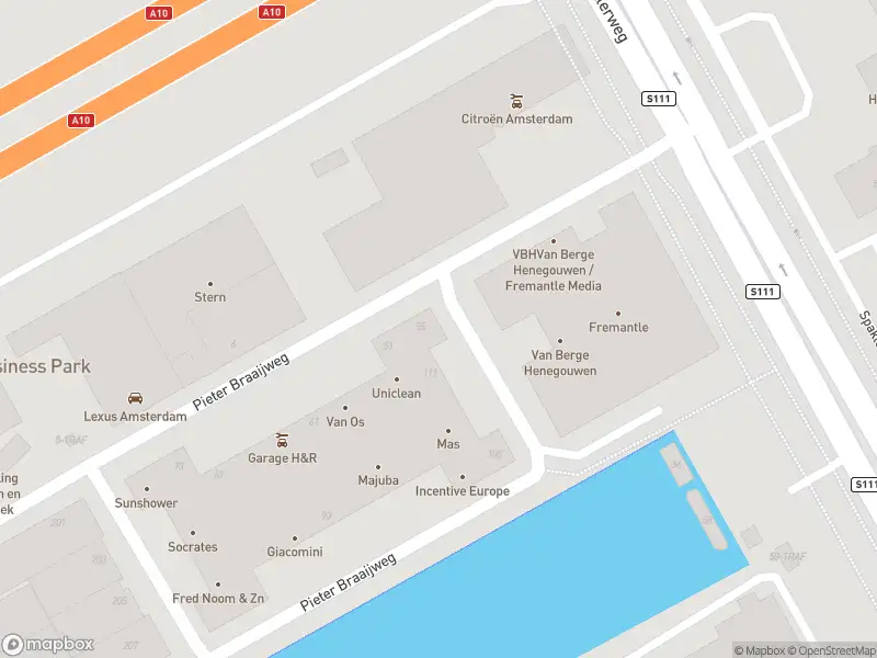 Brandweer met gepaste spoed naar de Pieter Braaijweg in Amsterdam-Duivendrecht