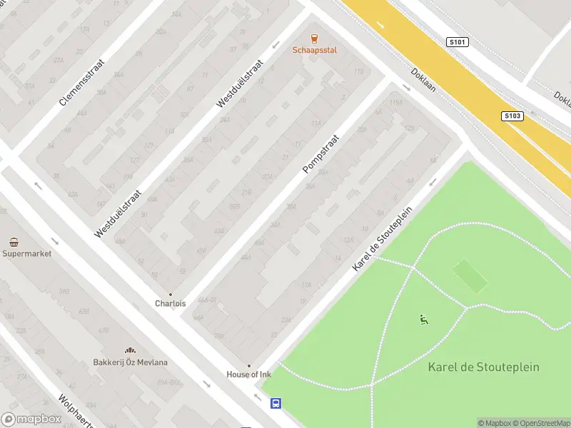 Ambulance met gepaste spoed naar de Pompstraat in Rotterdam