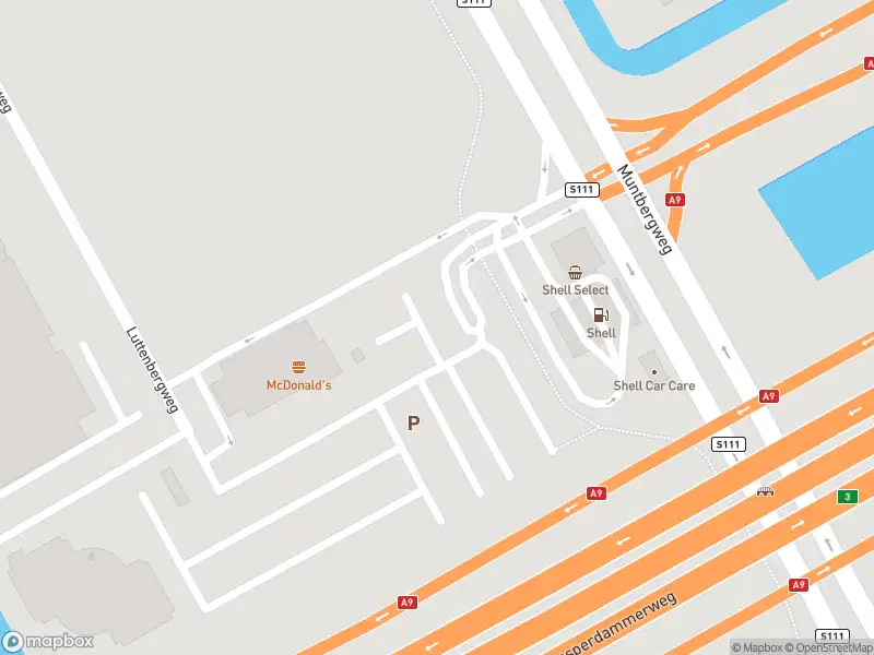 Ambulance met grote spoed naar de Muntbergweg in Amsterdam