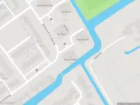 Ambulance met grote spoed naar de Paulus Potter in Ouderkerk aan de Amstel