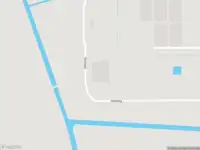 Politie met grote spoed naar de Holeweg in Meedhuizen vanwege voertuigen te water