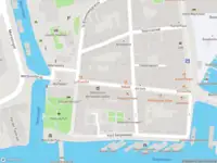 Ambulance met grote spoed naar de Morssingelterrein in Leiden