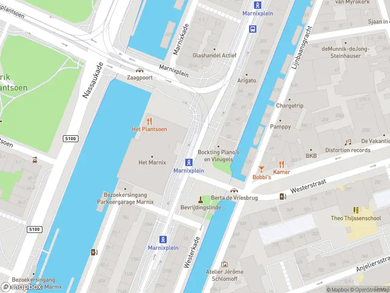 Ambulance met grote spoed naar de Marnixplein in Amsterdam