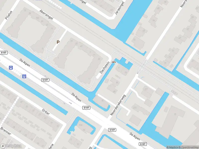 Ambulance met grote spoed naar de Dachstein in Amsterdam