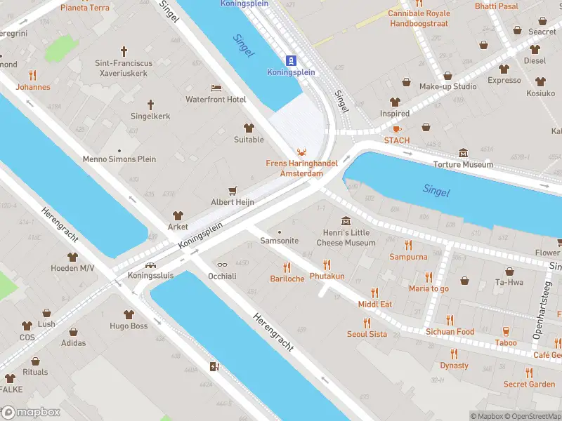 Ambulance met grote spoed naar de Koningsplein in Amsterdam