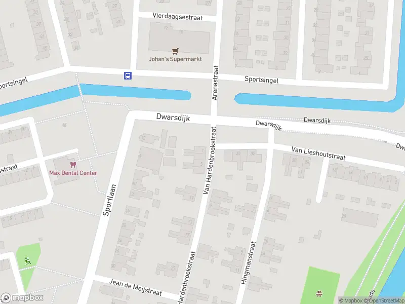 Ambulance met gepaste spoed naar de Van Hardenbroekstraat in Rotterdam