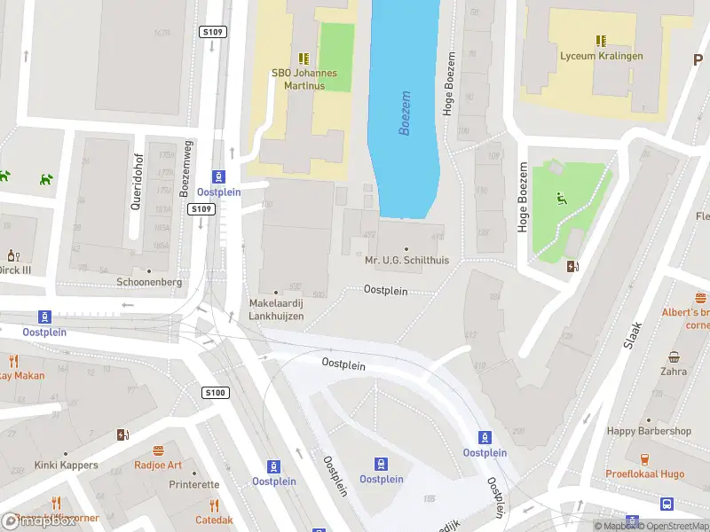 Ambulance met grote spoed naar de Oostplein in Rotterdam