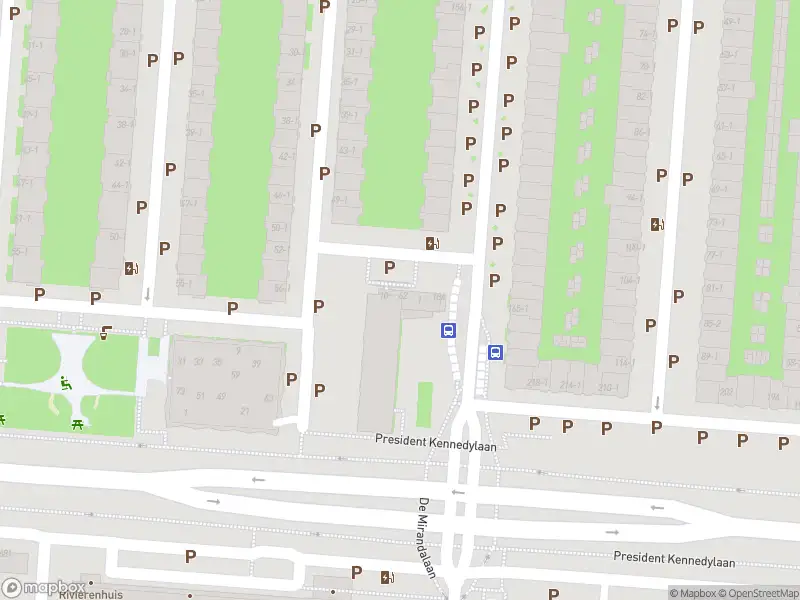 Ambulance met gepaste spoed naar de Almstraat in Amsterdam