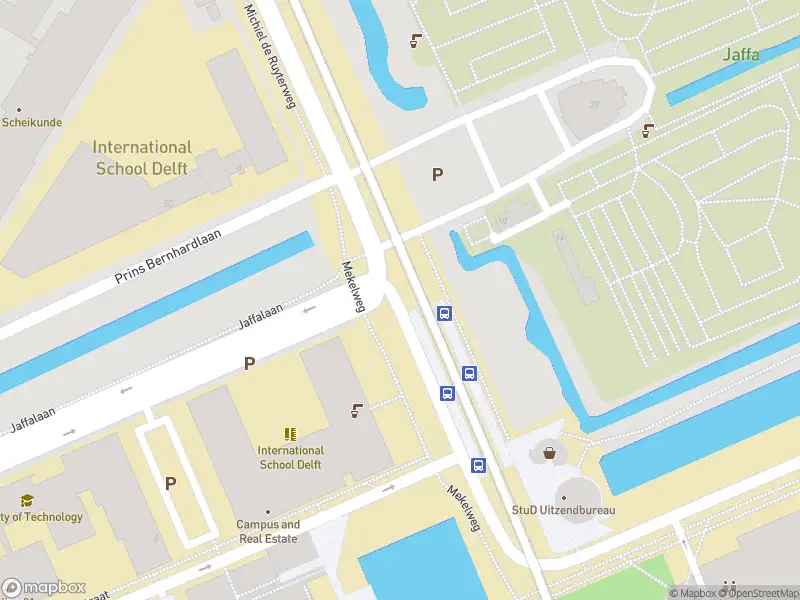 Ambulance met grote spoed naar de Jaffalaan in Delft