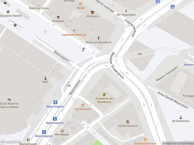 Brandweer met gepaste spoed naar de Waterlooplein in Amsterdam vanwege een buitenbrand