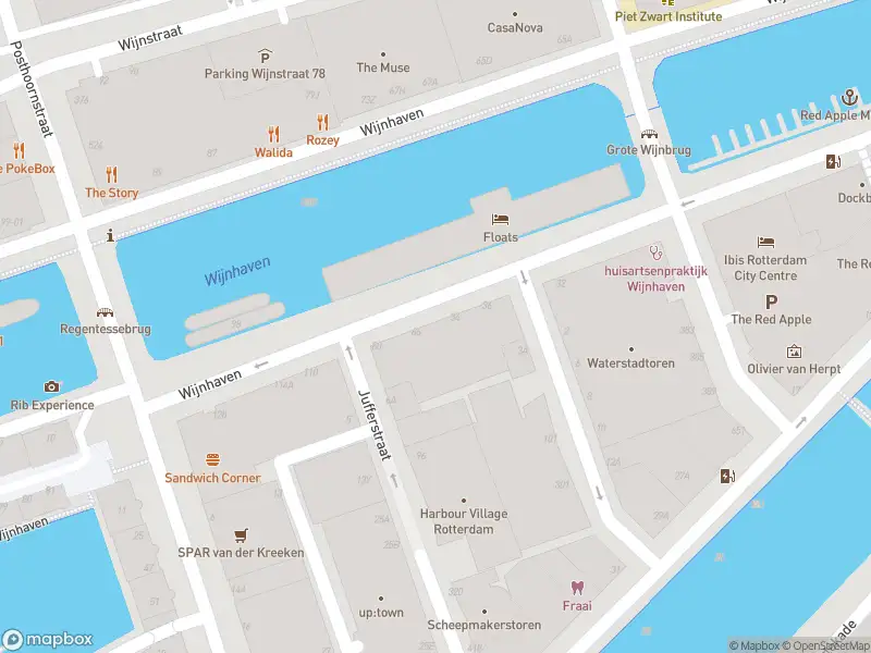 Ambulance met grote spoed naar de Wijnhaven in Rotterdam