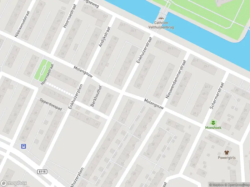 Ambulance met grote spoed naar de Molengouw in Amsterdam