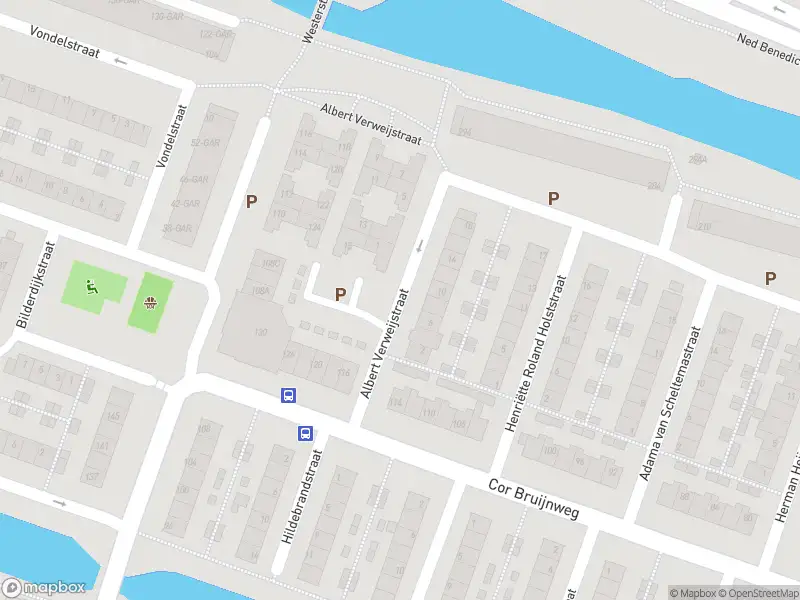 Ambulance met grote spoed naar de Albert Verweijstraat in Wormerveer