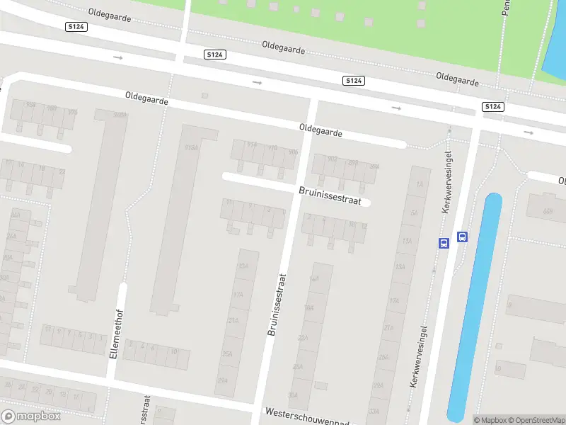 Ambulance met gepaste spoed naar de Bruinissestraat in Rotterdam