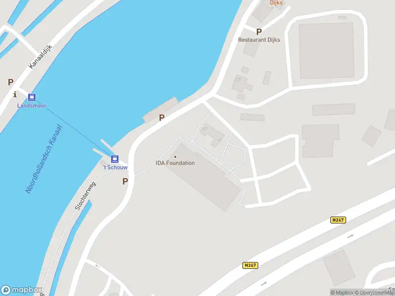 Ambulance met grote spoed naar de Slochterweg in Amsterdam