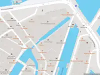 Ambulance met gepaste spoed naar de Oudezijds Kolk in Amsterdam