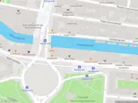 Ambulance met gepaste spoed naar de Lange Leidsedwarsstraat in Amsterdam