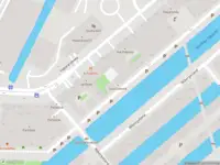 Ambulance met grote spoed naar de Houthavenkade in Amsterdam