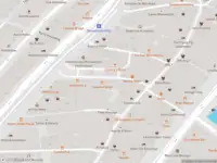 Ambulance met gepaste spoed naar de Nieuwezijds Kolk in Amsterdam