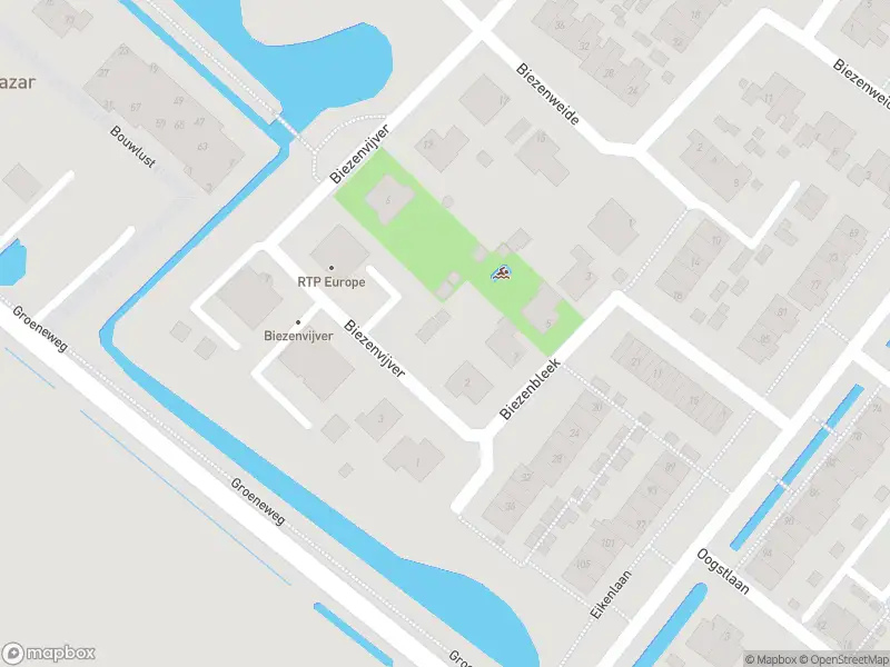 Ambulance met grote spoed naar de Biezenvijver in Puttershoek