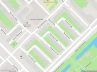 Ambulance met grote spoed naar de Hollemanstraat in Amsterdam